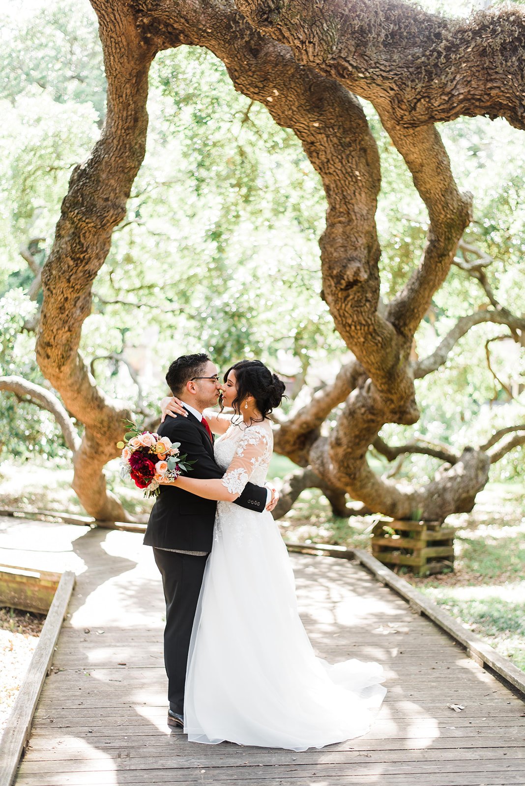 Light and airy Wedding photos of bride and groom at Treaty Oak Jacksonville Florida