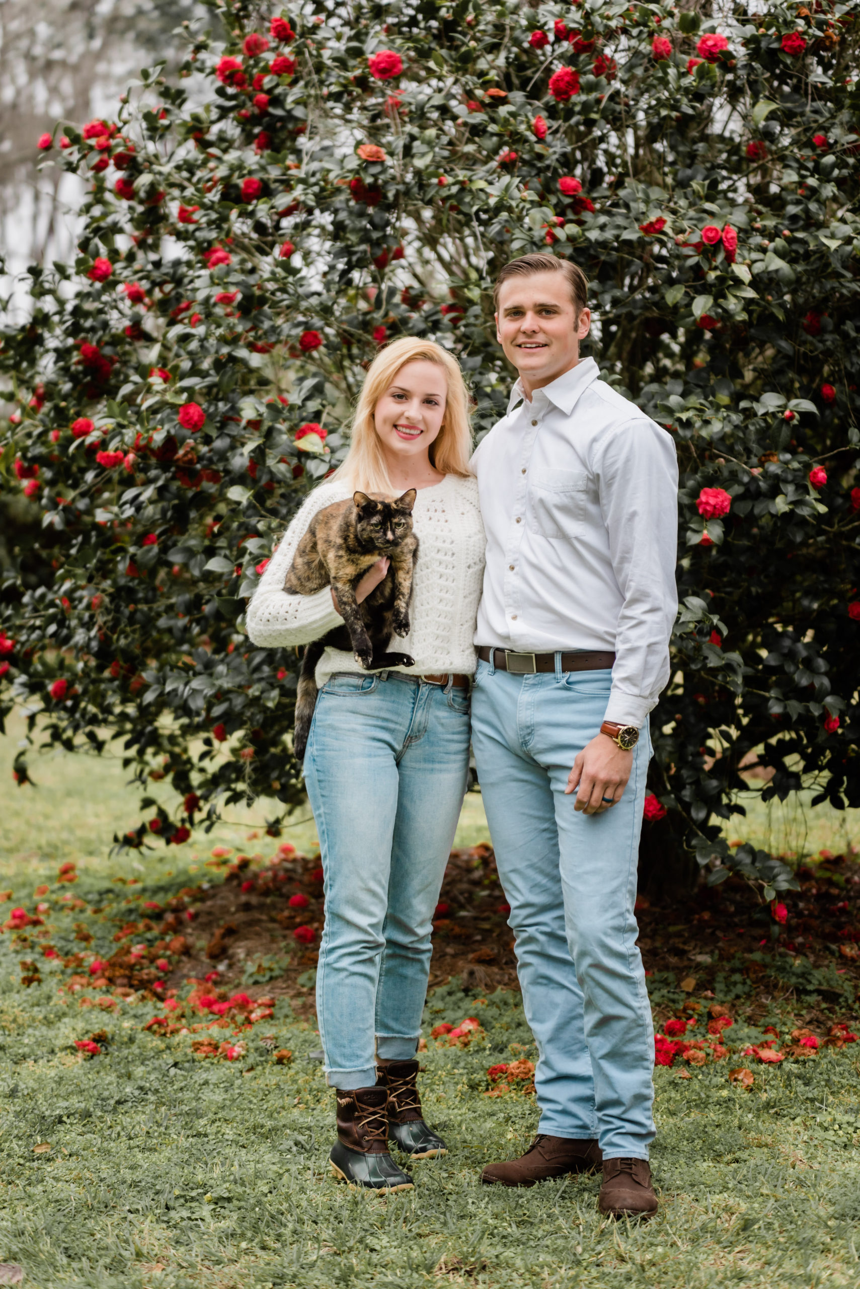couples photos with pet cat at heritage park and gardens in live oak Florida by Black tie and co